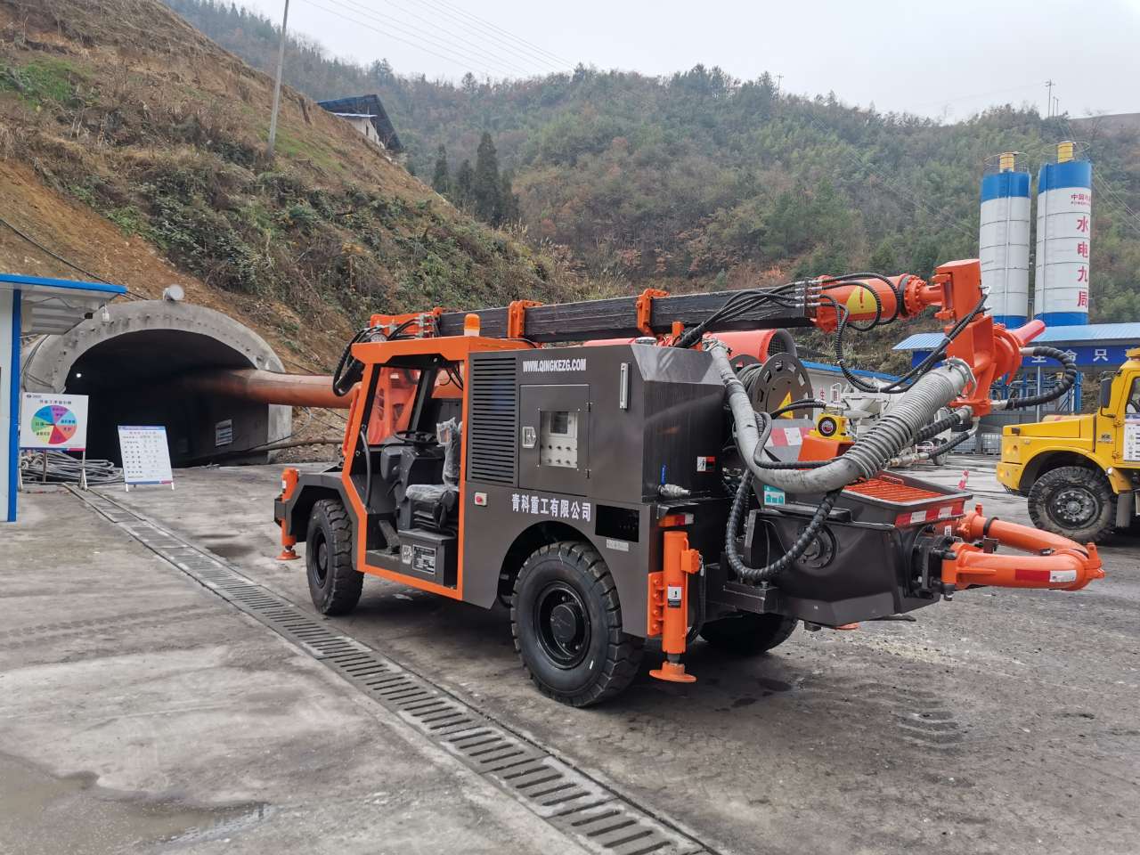 濕噴台車、濕噴機械手、機械手、青科重工、混凝土泵、細石泵